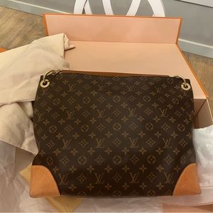 Louis Vuitton Berri MM Bag. 💯 Authentic. Virtually NEW!!!